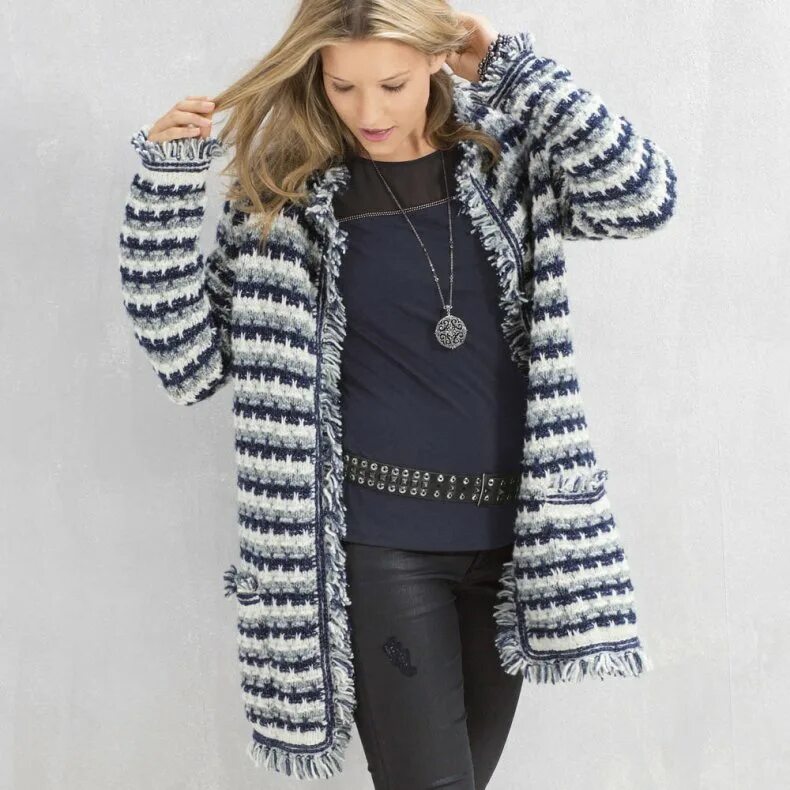 Кардиган женский вязаный в полоску. Двухцветный вязаный кардиган. Кардиган спицами два цвета. Кардиган спицами двухцветный для женщин. Кардиган спицами два цвета.