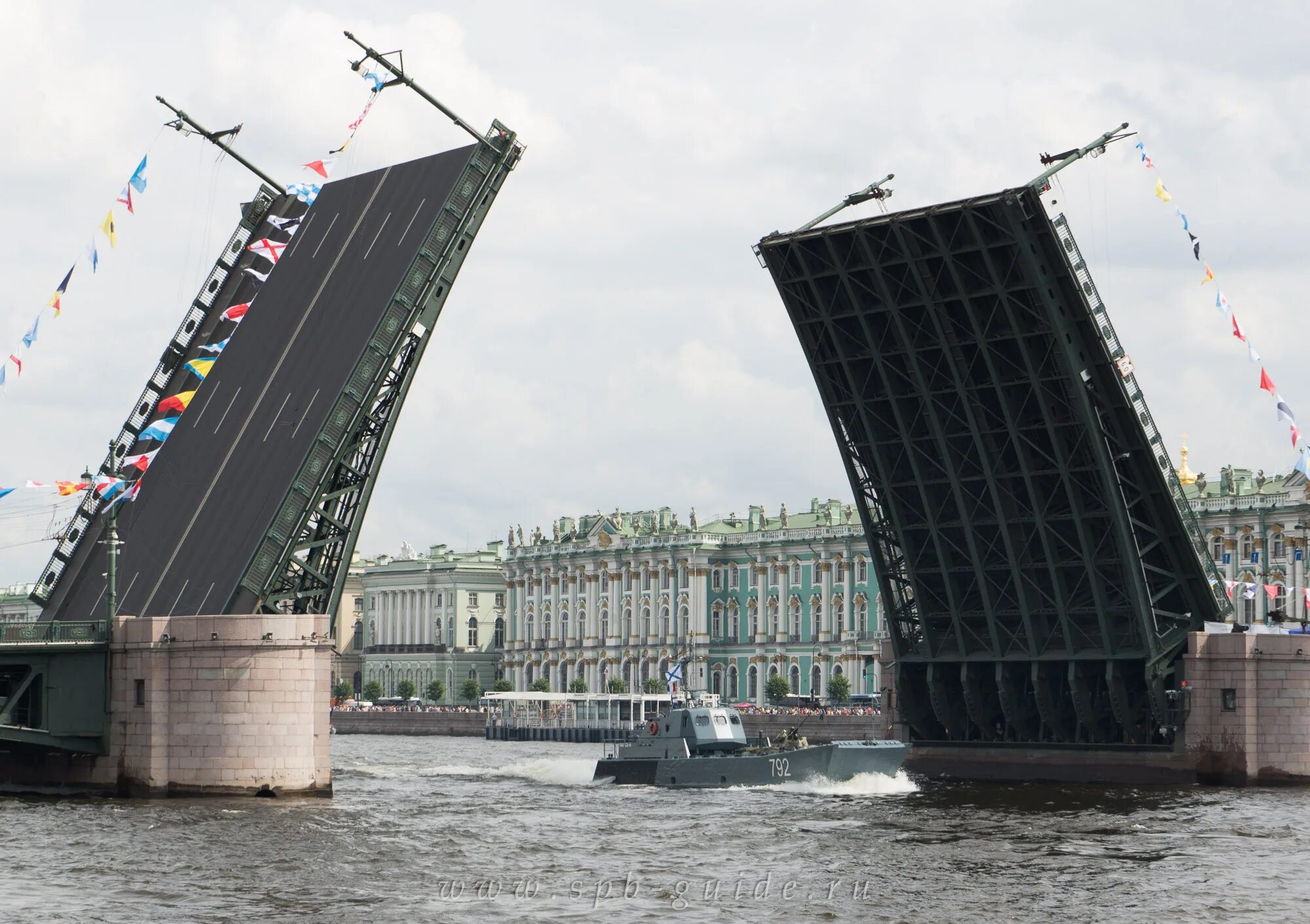 Где начинается мост. Дворцовый мост в Санкт-Петербурге. Разводной мост в Санкт-Петербурге Дворцовый мост. Дворцовый мост в Санкт-Петербурге развод. Дворцовый мост и Эрмитаж.