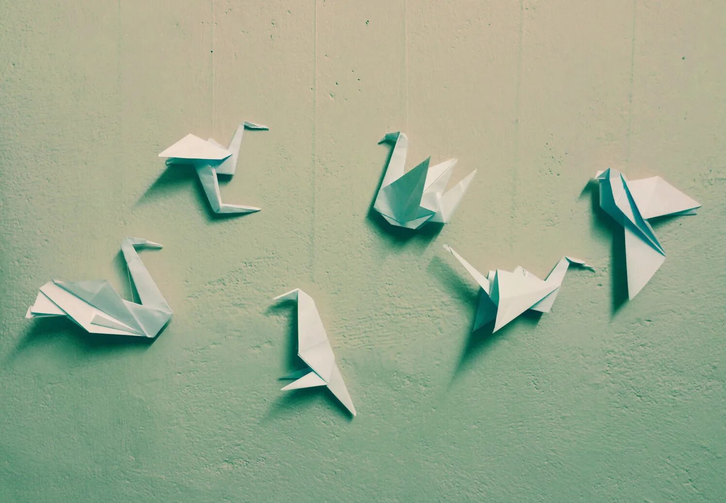 Счастье оригами. Оригами. Оригами для украшения комнаты. Оригами много. Оригами из бумаги для украшения комнаты.