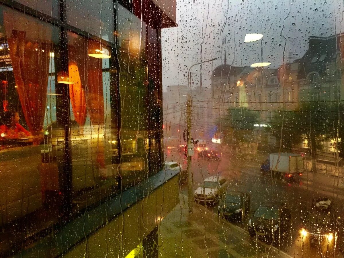 Дождь в городе. Дождь в городе через стекло. Город дождь за окном огни.