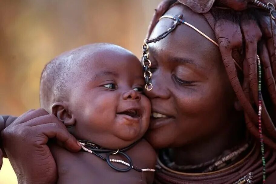 Старушки в гамбии. Мамки из африки. Help mother in africa. Африканка с ребенком. Африканская женщина с ребенком.