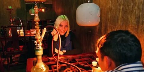 В кафе курят кальян