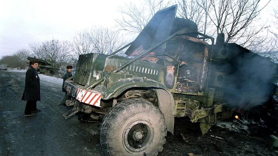 Бмп-1 в чечне. Подрывы в чечне. Урал 4320 чеченская война. Чечня взорванная техника. Бтр 80 в чечне.