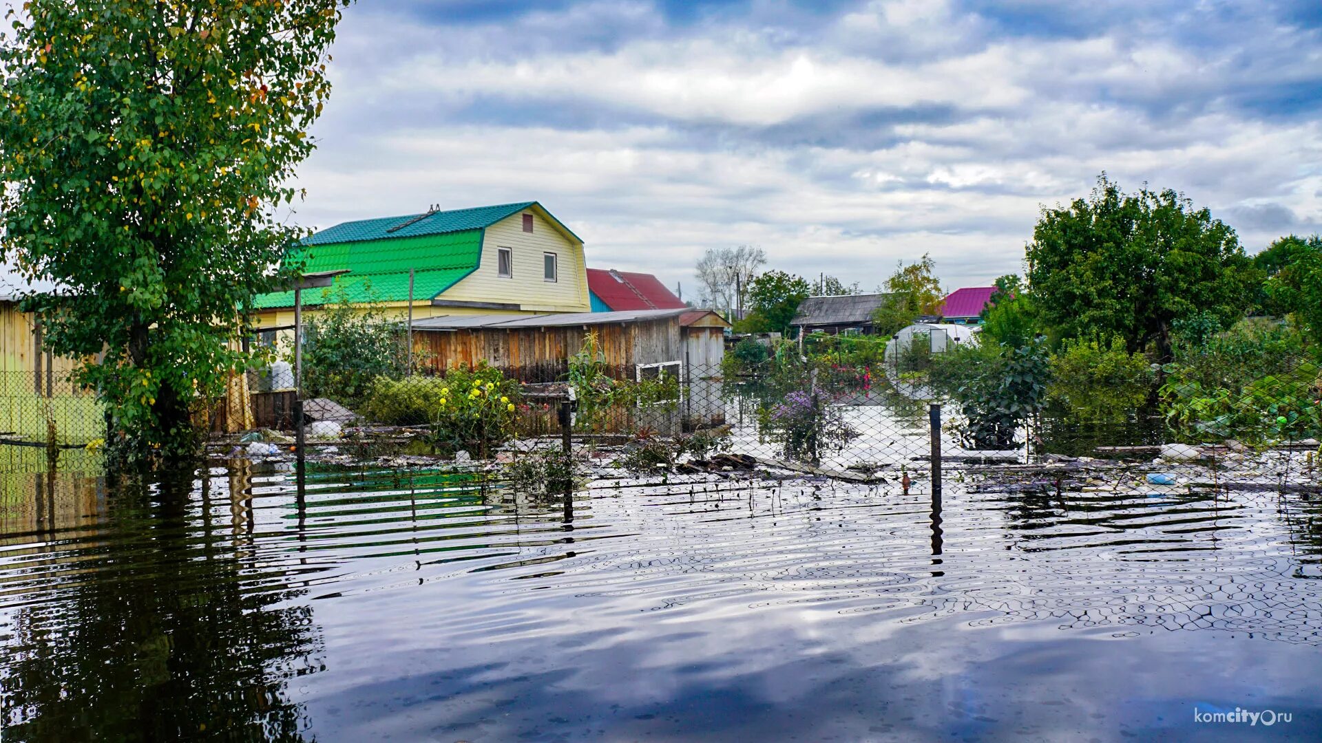 Паводок реки это. Паводковые воды. Половодье в полотняном заводе. Затопление ярославской области. Река тымь сахалин.
