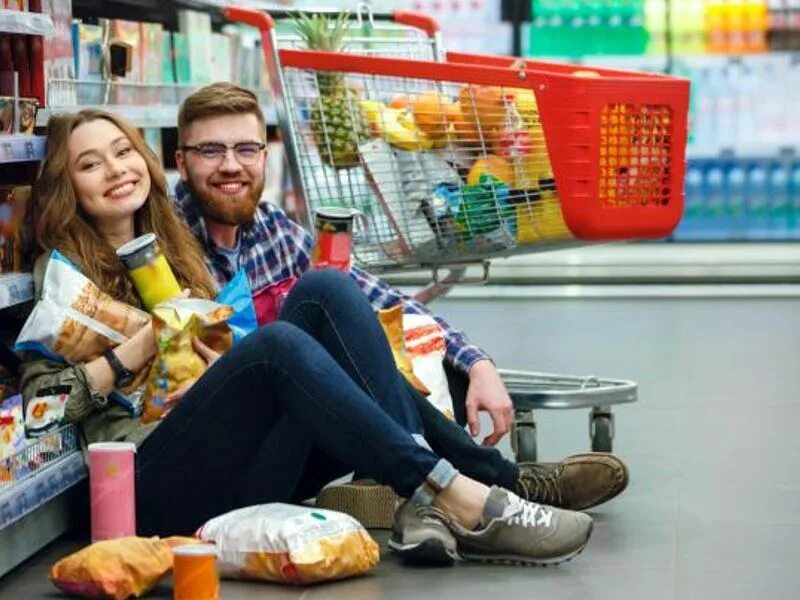 женщина с тележкой в супермаркете. 18 лет девушка ходит по магазинам. супермаркет для детей. включи едем в магазин. люди в продуктовом магазине.