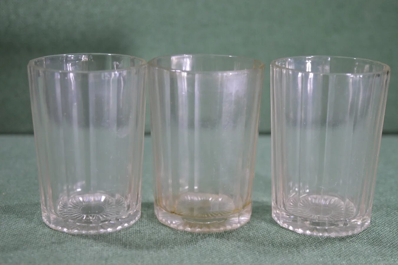 Человек в граненом стакане. Вера мухина граненый стакан. Без стакана не разберешься. 100 граммовый стакан. Граненый стакан.