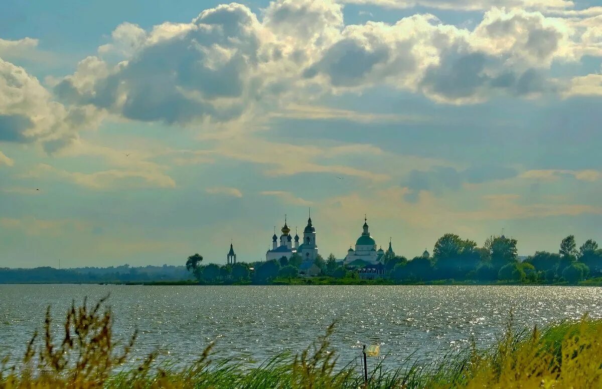 На берегах озера неро между москвой. Озеро Неро Ростова Великого. Озеро Неро Ярославская область. Ярославль озеро Неро. Ростов Ярославский озеро Неро.