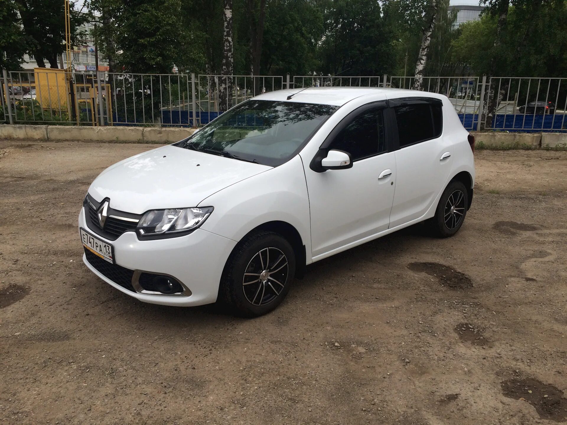 Диски рено сандеро 2. Renault sandero 2 диски. Рено логан белый r15. Рено сандеро 2 черный. Рено сандеро степвей 2 белый.