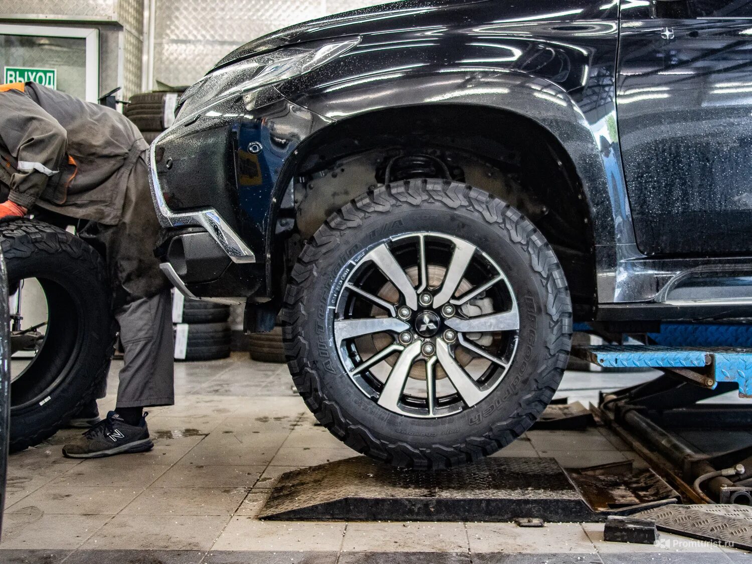 Колеса паджеро спорт. Pajero Sport 3 BFGOODRICH all-Terrain. АТ резина на Паджеро 4. Резина Митсубиси Паджеро спорт 2. Pajero Sport 265/65 r18.