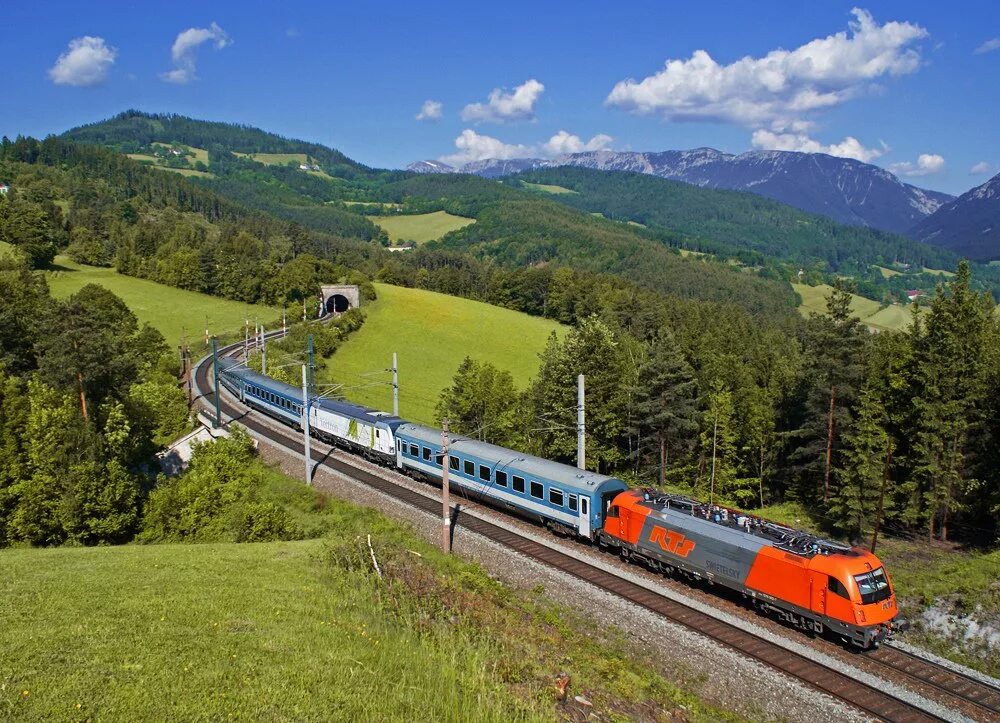 Известные железные дороги. Земмерингская железная дорога в Австрии. Железнодорожный транспор. ЖД транспорт. Поезд в пути.