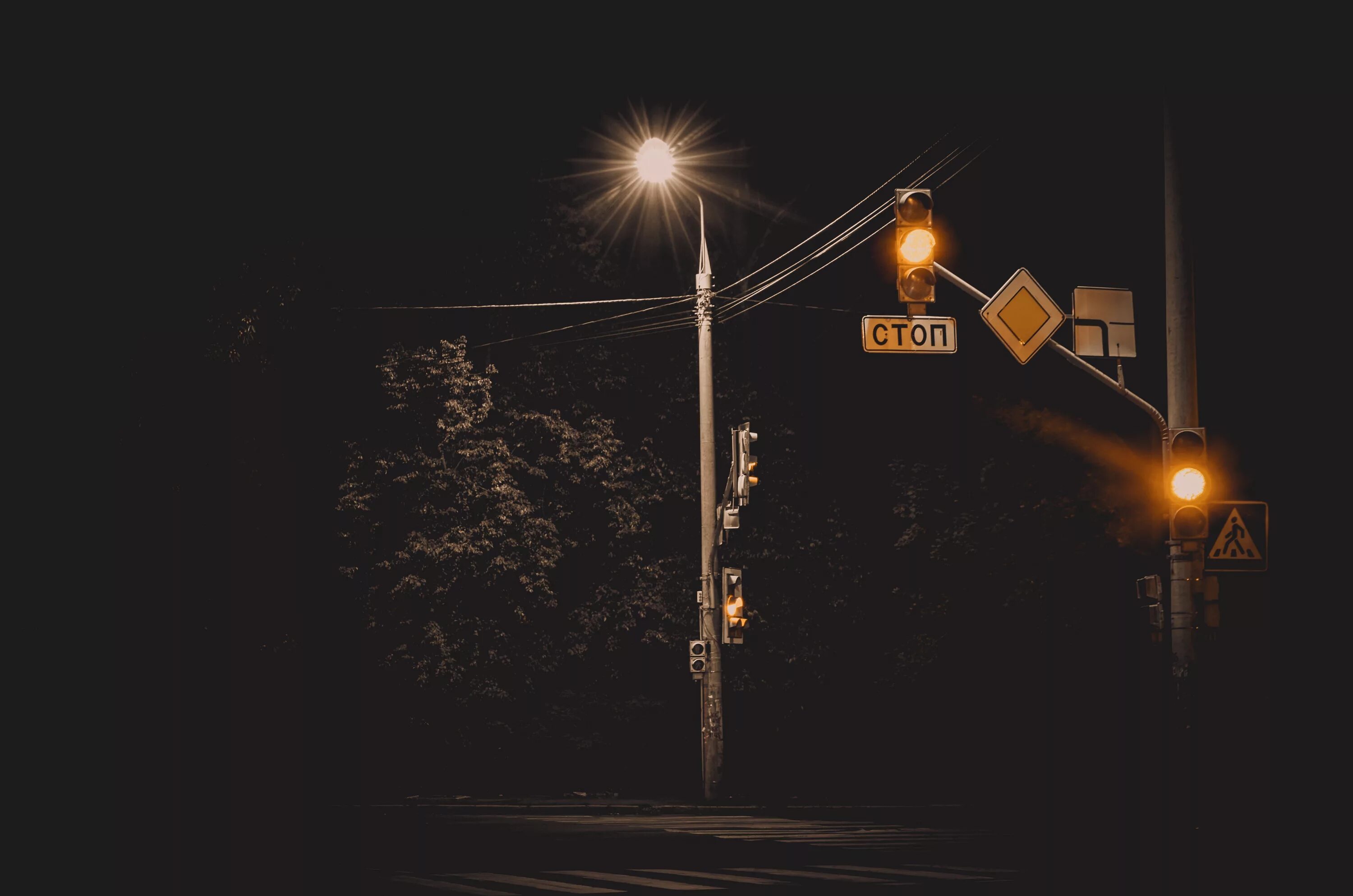 Дорожные знаки ночью. Светофор ночью. Дорожный фонарь ночью. Дорожные знаки ночью в темноте. Знаки поздно вечером