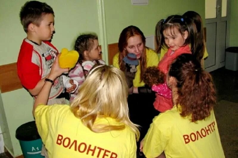 Волонтеры помогающие детям. Волонтеры в детском доме. Волонтерство в детских домах. Волонтеры детям сиротам. Социальное волонтерство.