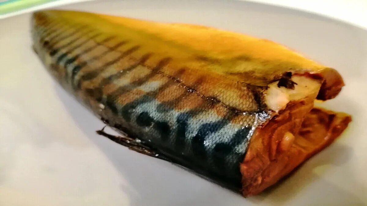 Скумбрия в луковой шелухе рецепт как копченая. Скумбрия копчёная в бутылке. скумбрия в бутылке. скумбрия в чае. скумбрия солёная в луковой шелухе.