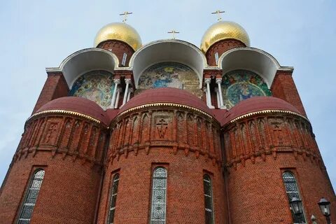 Красная церковь фото