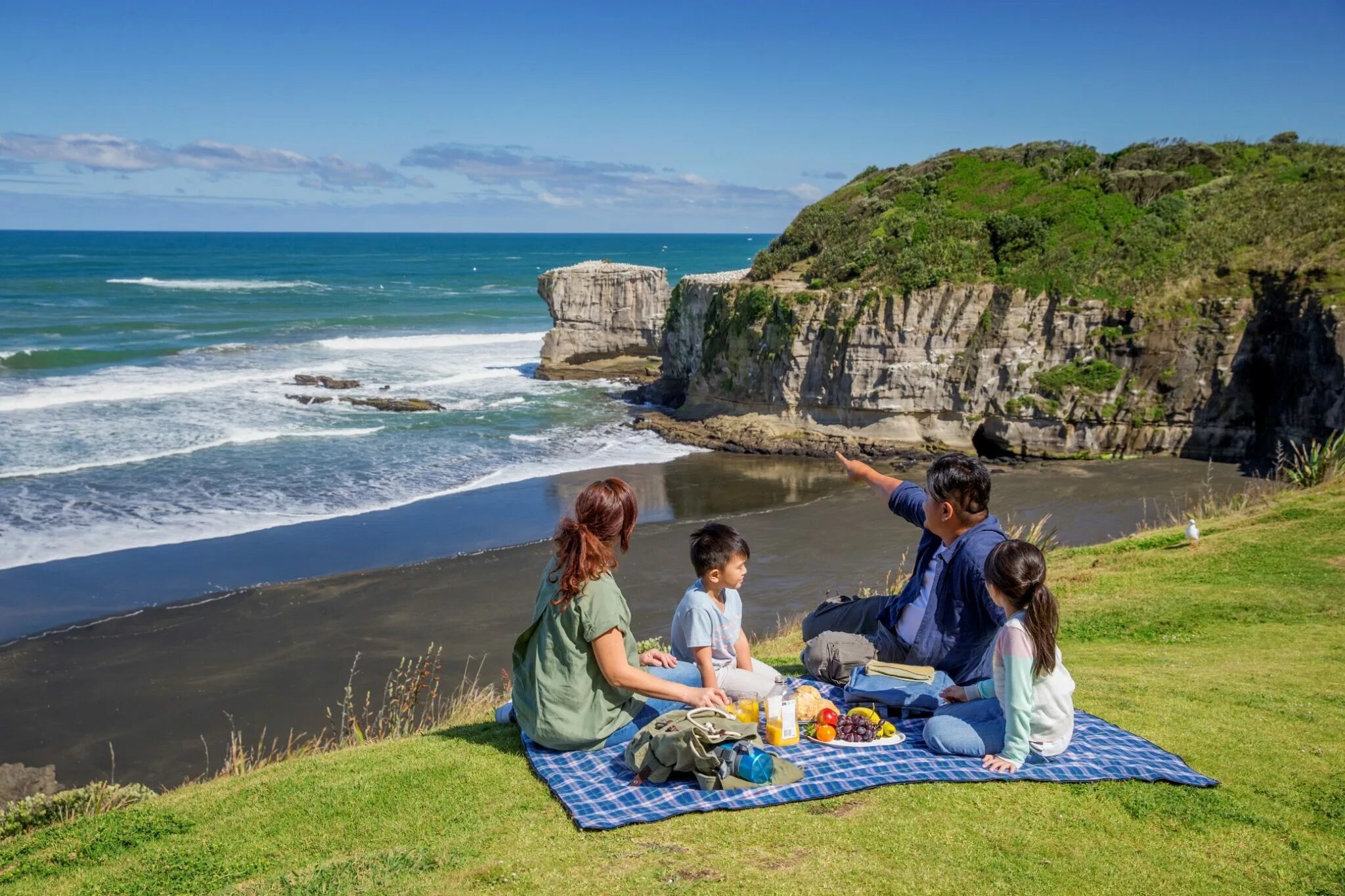 New zealand how people live. Новая Зеландия туризм. Туристы в новой Зеландии. Новая Зеландия люди. Новая Зеландия семья.