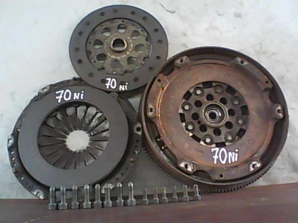 Маховик двухмассовый vw. Маховик одномассовый или двухмассовый. 2 2011 двухмассовое сцепление. Сцепление комплект фольксваген т5 1,9 двухмассовый маховик. Диск сцепления на двухмассовый маховик без пружин ауди.