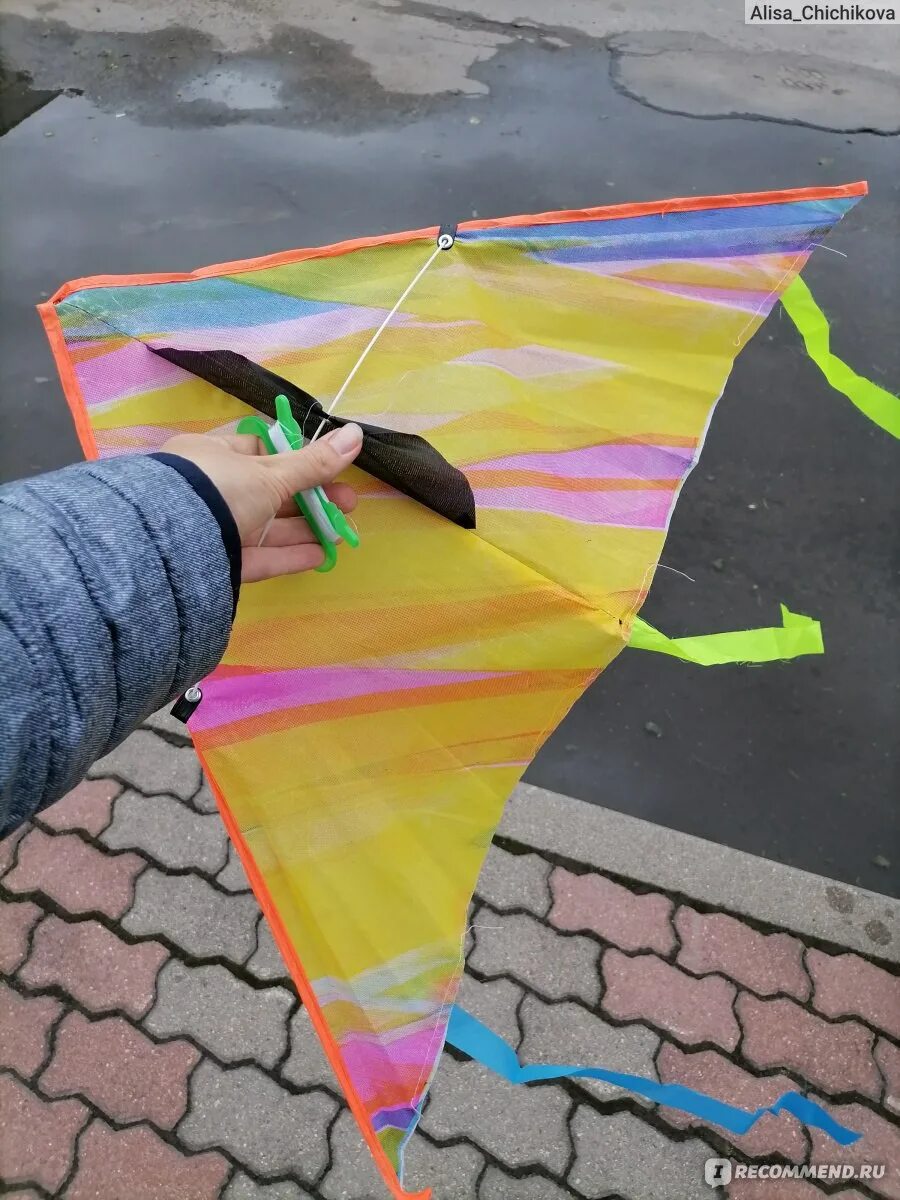 Воздушный змей из магазина. Воздушный змей сборка. Как собрать воздушного змея из пятерочки. Сборка летающего змея. Воздушный змей.