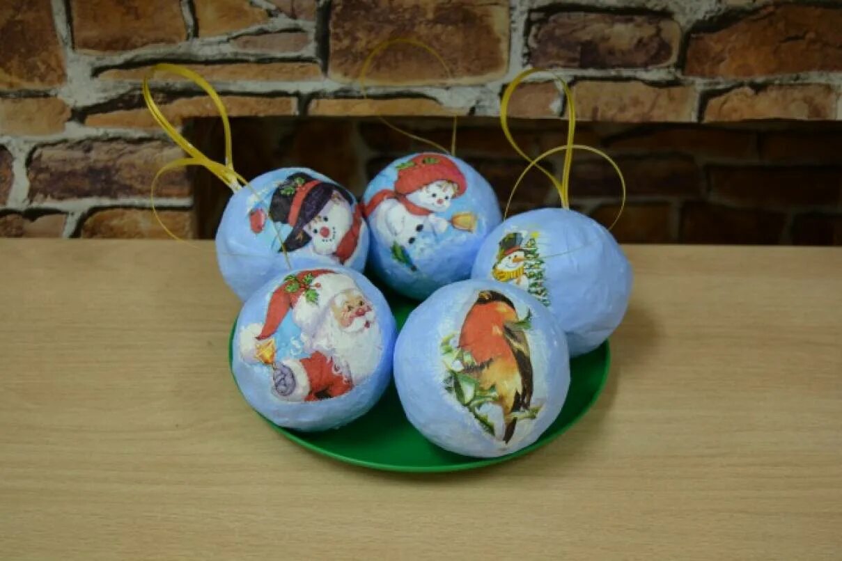 Новогодние игрушки из папье маше. Ёлочные игрушки из папье-маше своими руками. Новогодняя игрушка папье маше своими руками. Новогодние шары из папье маше. Новогодняя игрушка папье маше своими руками.