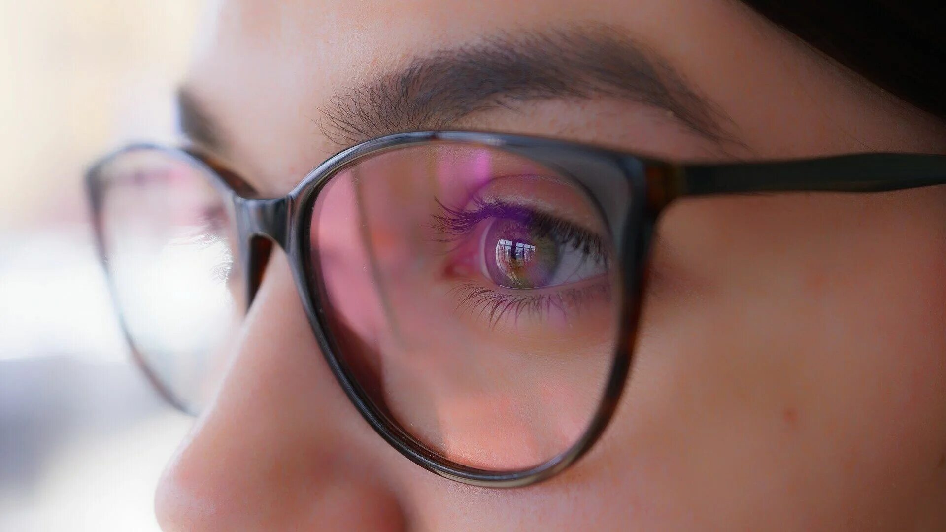 Четверо очков. Очки для зрения. Разное зрение на глазах. Девушка в очках от зрения. Ухудшение зрения.