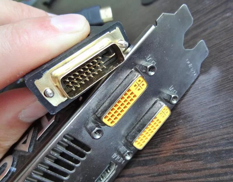 Видеовыходы на видеокарте. Видеокарта gtx 570 доп разъемы питания. 1650 видеокарта разъемы. Asus r7 265 series. Dvi-d разъем на видеокарте.