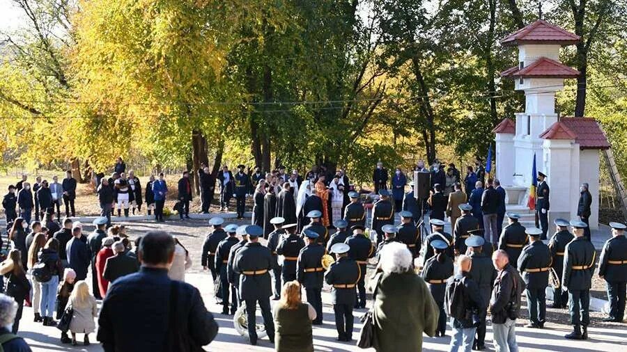 Молдова открывает. Молдова памятник румынам. Кишинев памятник. Памятник Румынии в Кишиневе. Памятник Антонеску в Кишиневе.