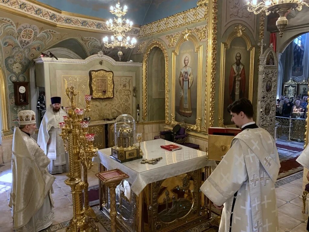 Великая пассия акафист страстям христовым. На богослужение у престола. Литургия оглашенных. Божественная литургия зиборова. Как молиться во время литургии.