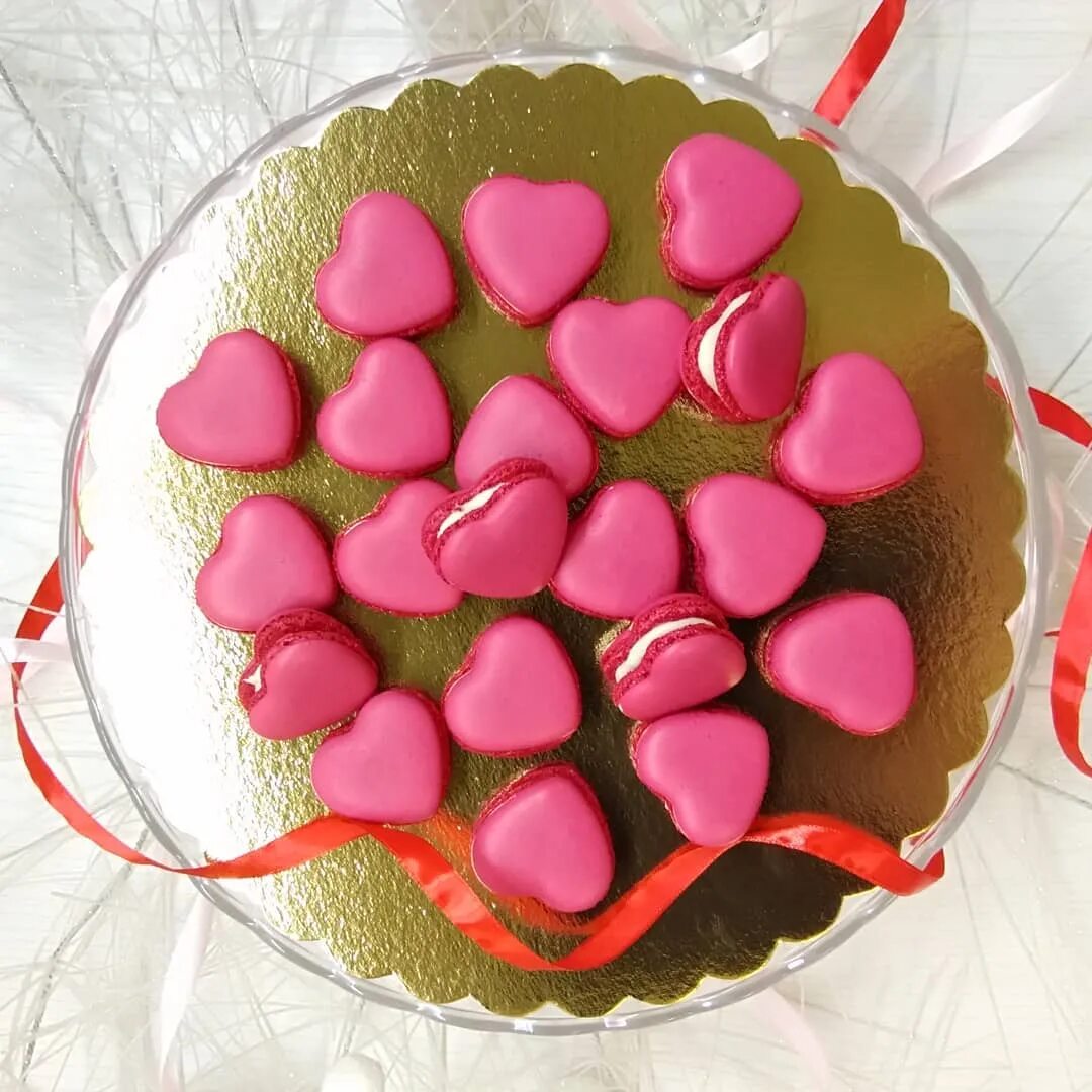 Макаруны сердце. Макаруны на 14 февраля. Макаруни пирожные в виде сердечек. Макаруны в форме сердечек. Макароны с сердечком рецепт