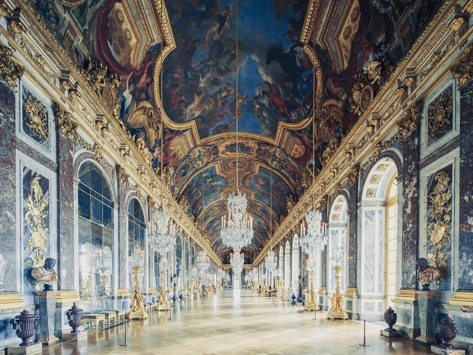 Версаль режим работы. Версальский дворец дворцы Версаля. Версальский дворец в Париже внутри. Лувр и Версаль. Дворец Версаль 18 века в Париже внутри.