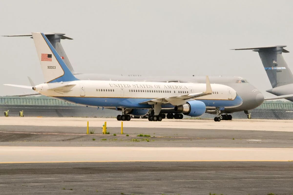 C-32 Boeing 757. Боинг 713. Boeing c-32a. Air Force самолет. Самолет 2 раза в год