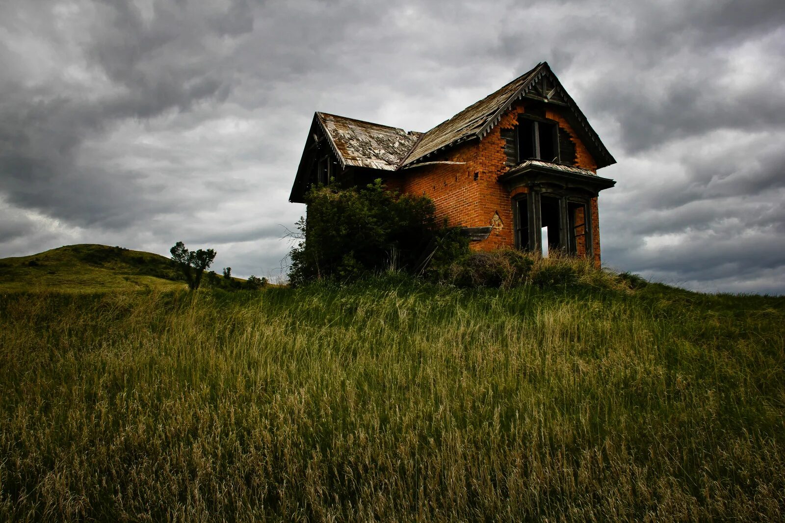 Обои старый дом. Одинокий дом в поле. Старый домик в поле. Одинокий домик. Дом в поле.