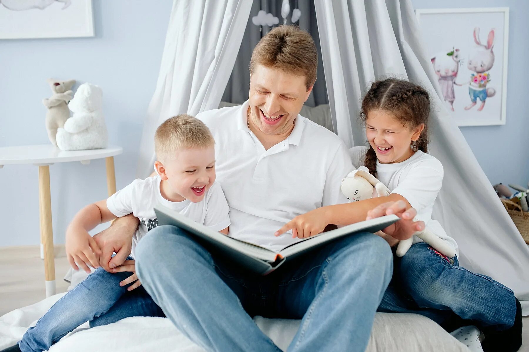 Форум читающих семей. Папа читает детям. Папа читает книгу детям. Читающая семья. Семейное чтение фотосессия.