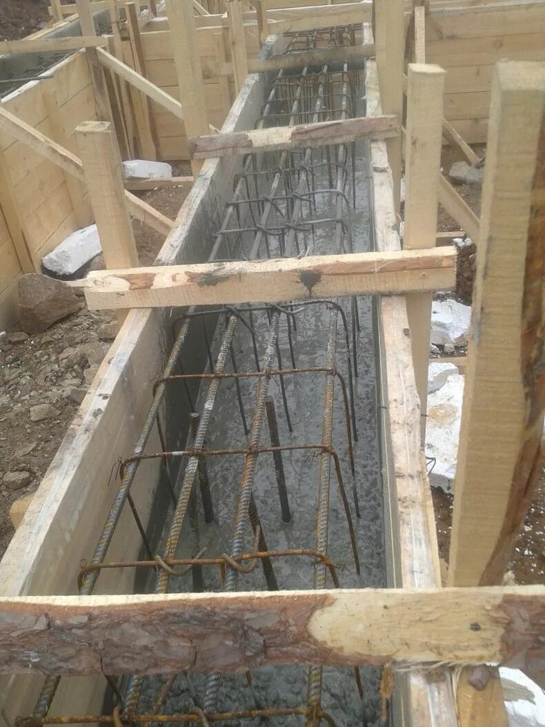 Как сделать каркас фундамента. Армопояс для ленточного фундамента. Армирование ленточного фундамента 600мм. Правильная армировка ленточного фундамента. Арматурный каркас в 2.