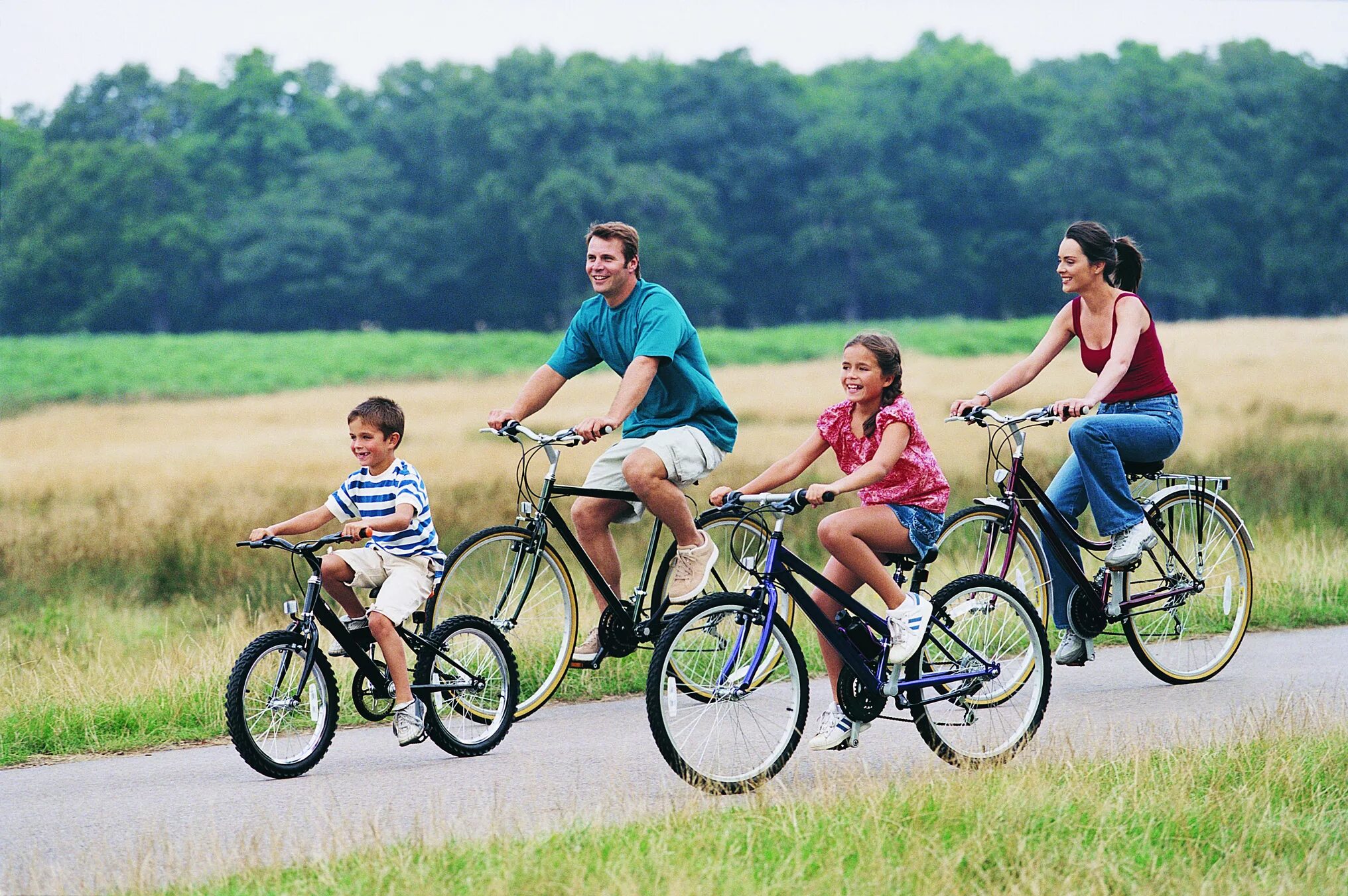 C go family. Велосипеды для всей семьи. Велопрогулки семьей. Семья на велосипедах. Счастливая семья на велосипедах.