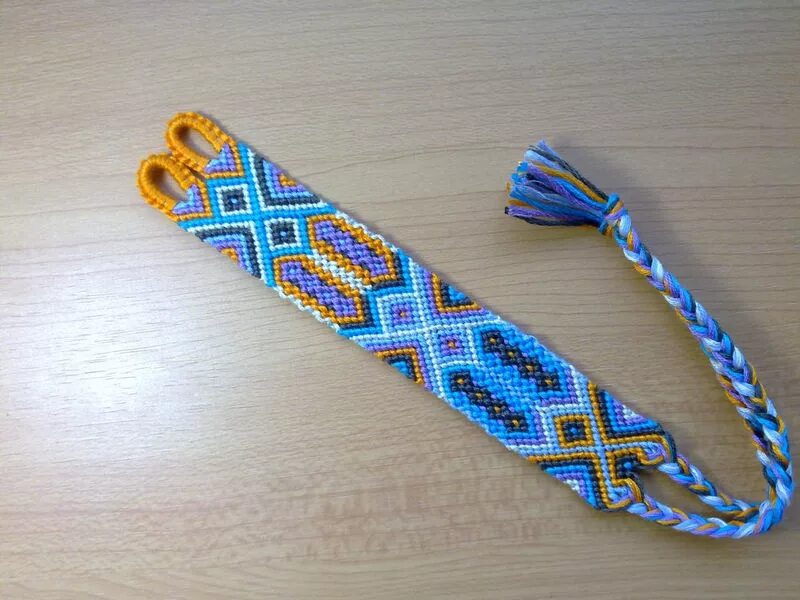 Застежка для фенечки из мулине. Фенечки из ниток. Регулируемая застежка на фенечке. Конфетка для фенечек из мулине. Фенечка концы.
