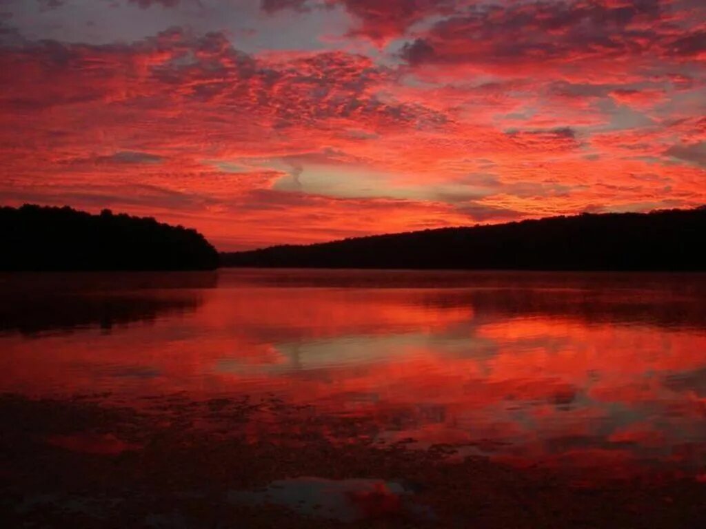 кровавый закат. красный закат. багровое солнце. красное небо. багровый закат.