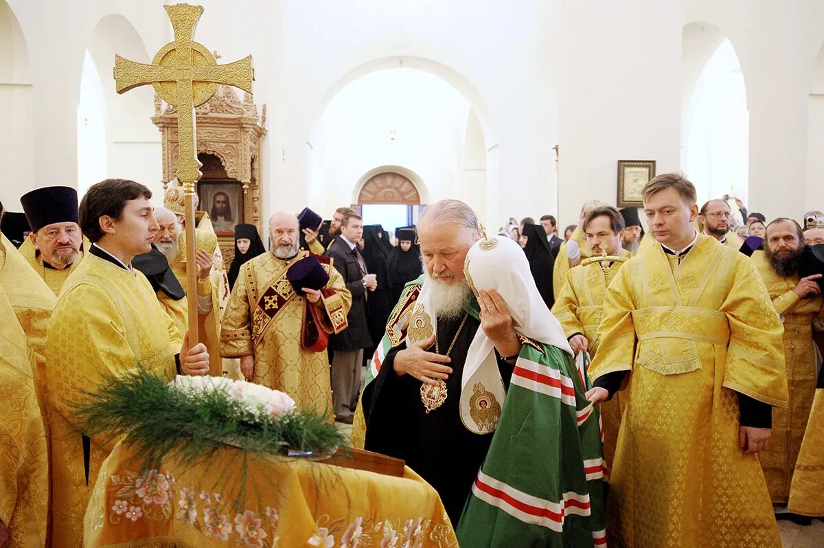 Освящение храма вооруженных сил россии. Патриарх кирилл владыка. Освящение колива патриархом кириллом. Храм петра и февронии новороссийск. Храм в честь иконы неувядаемый цвет в рублево.