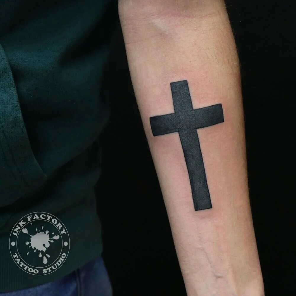Что значит тату черно. Тату крест. Тату крест на руке. Тату крест на руке мужские. Тату крестик на руке.