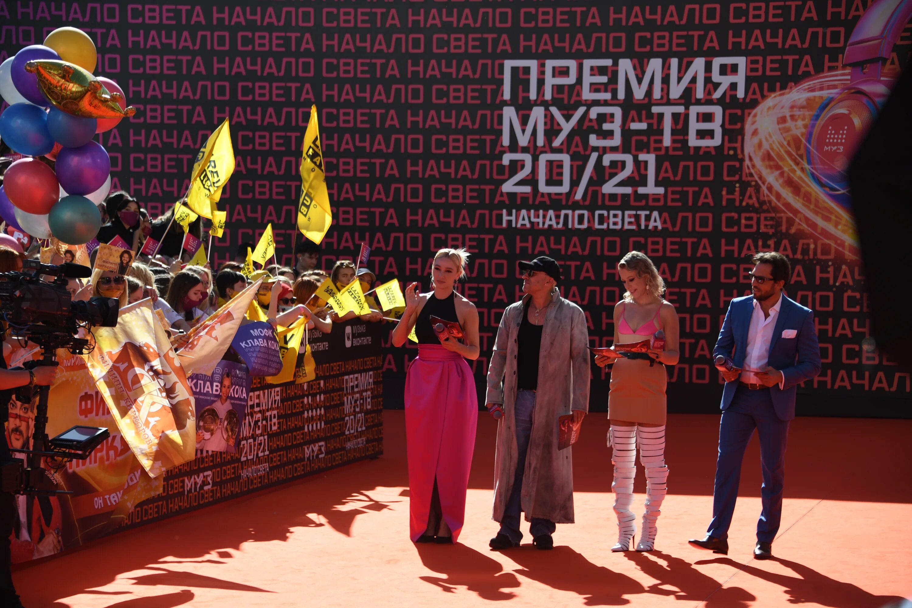 Премия муз тв 2019 красная дорожка. Премия муз тв 2018 красная дорожка. Муз тв ковровая дорожка. Премия муз тв 2015. Премия муз тв 2015.