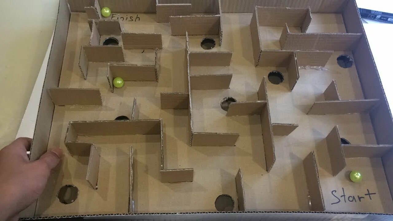 самодельный лабиринт для детей. лабиринт из картона. лабиринт из коробок для детей. лабиринт из картона своими руками. лабиринт из картонных коробок.