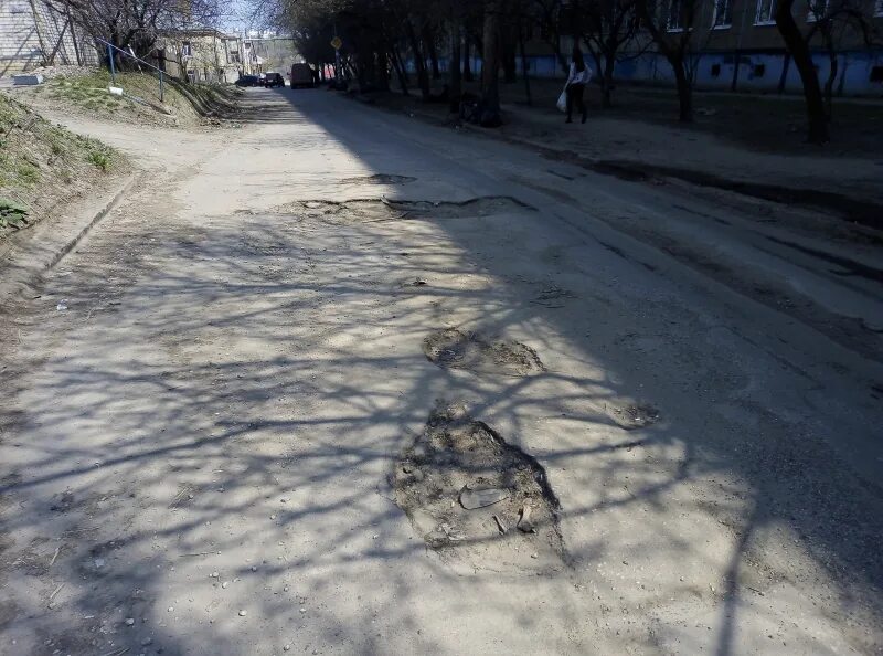 Самара трещина. Разбитая дорога в городе Беларусь. Дорога Разбитая по улице. Разбитая дорога Уфа. Разметелево Разбитая дорога.