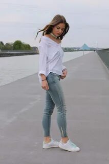 Девушка в джинсах и кроссовках
