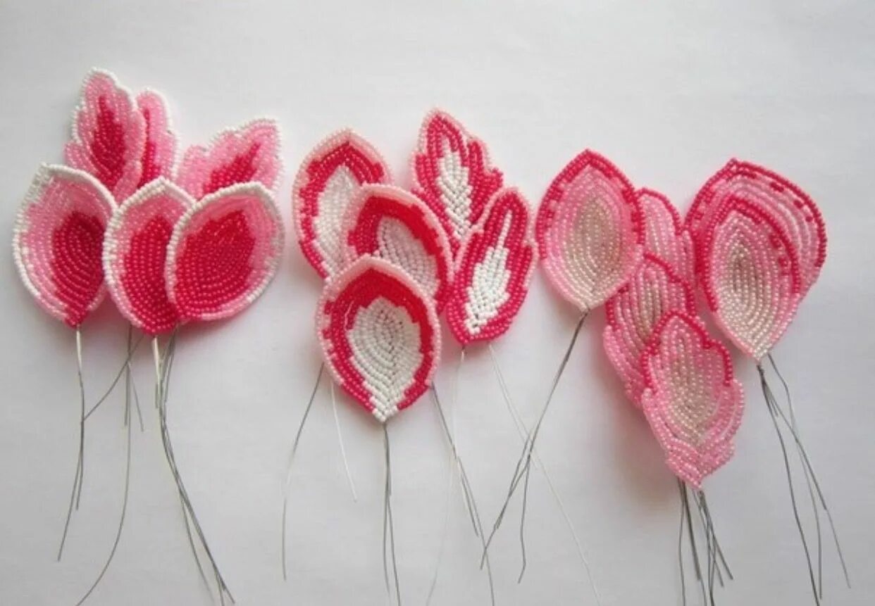 Техника плетения цветов. Тюльпаны из бисера. Цветы из бисера тюльпаны. Гладиолусы из бисера. Плетение бисером цветы.