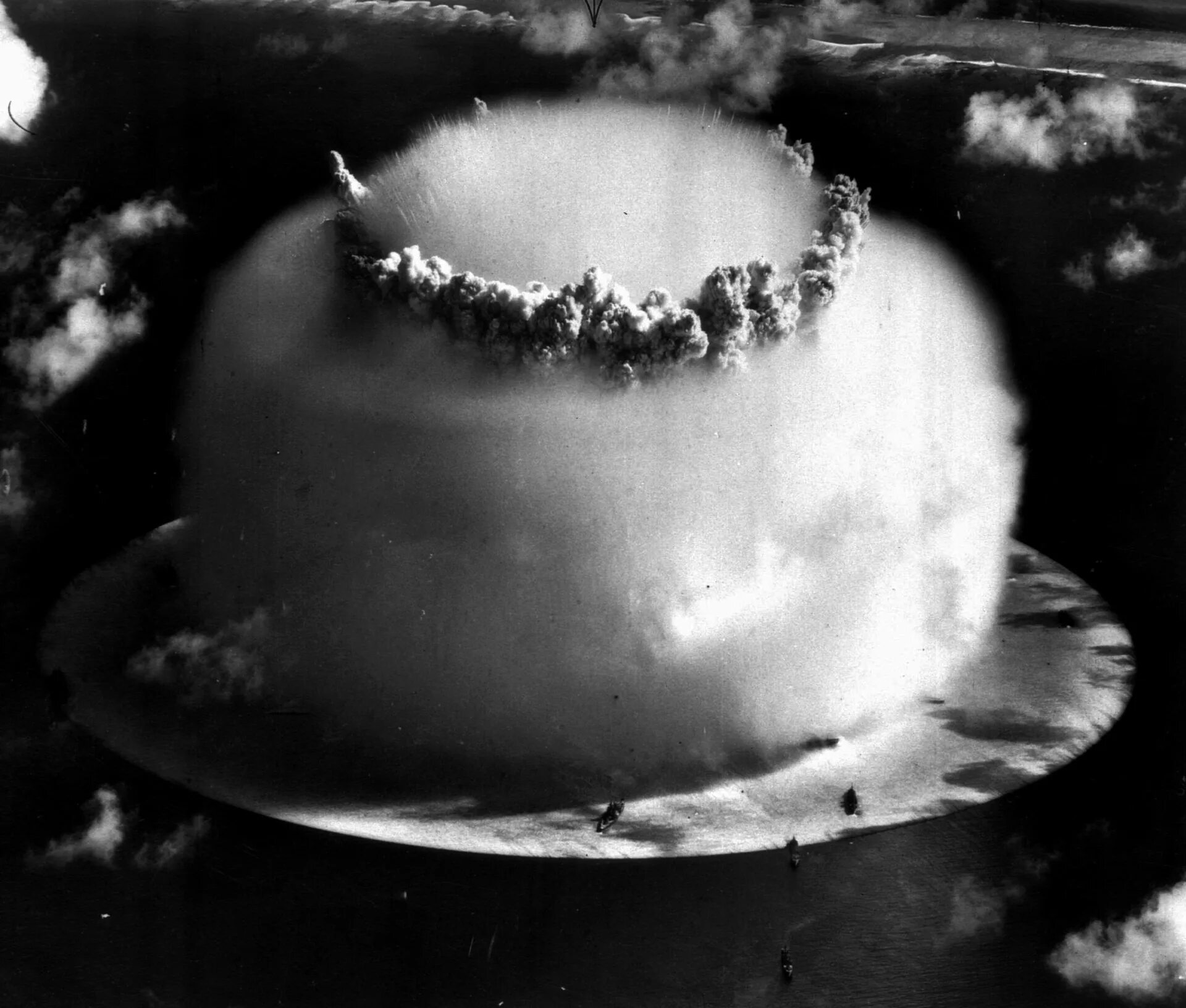 Испытание советской водородной бомбы. Испытание водородной бомбы 1953. Первая водородная бомба 1953. Водородная бомба Сахарова 1953. Водородная бомба СССР 1953.