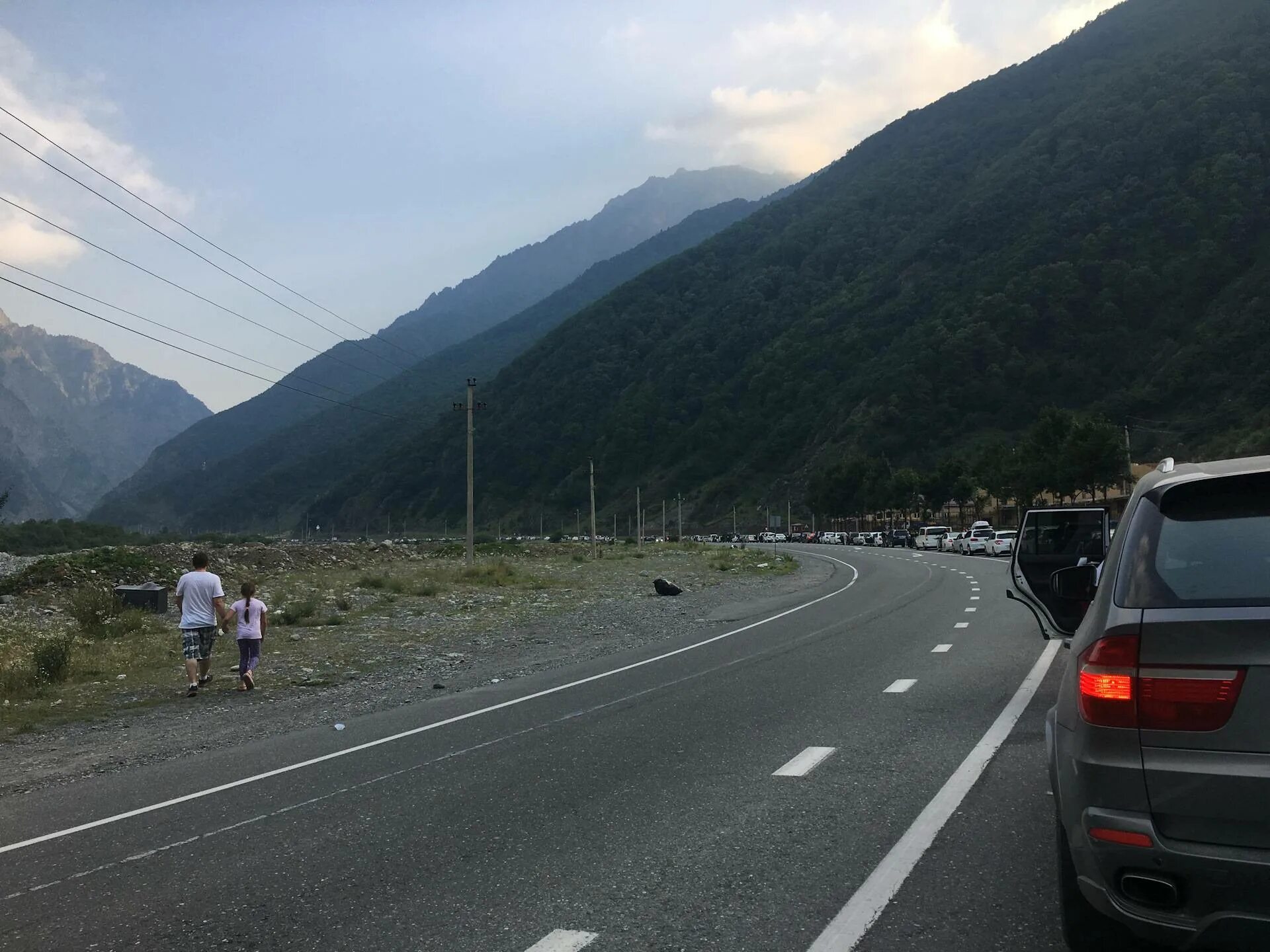 Можно ли в грузию на машине. Дорога в Абхазию. В Грузию через Абхазию. Дорога Абхазия Грузия через горы. Дорога в Грузию на машине через Абхазию.