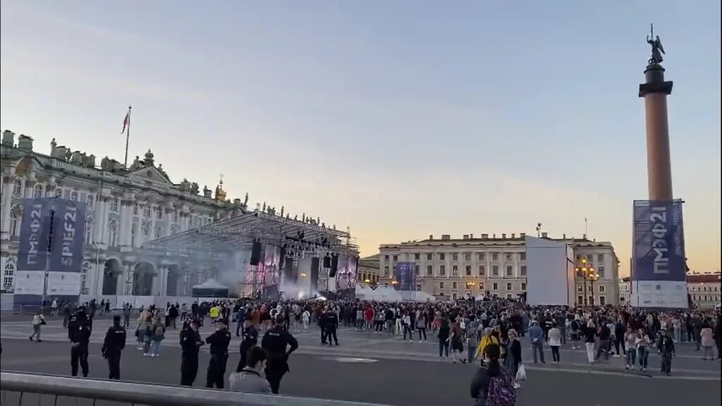 Отмена концертов в санкт петербурге. Концерт Дворцовая площадь ДВМФ. Концерт на Дворцовой площади. Сцена на Дворцовой.