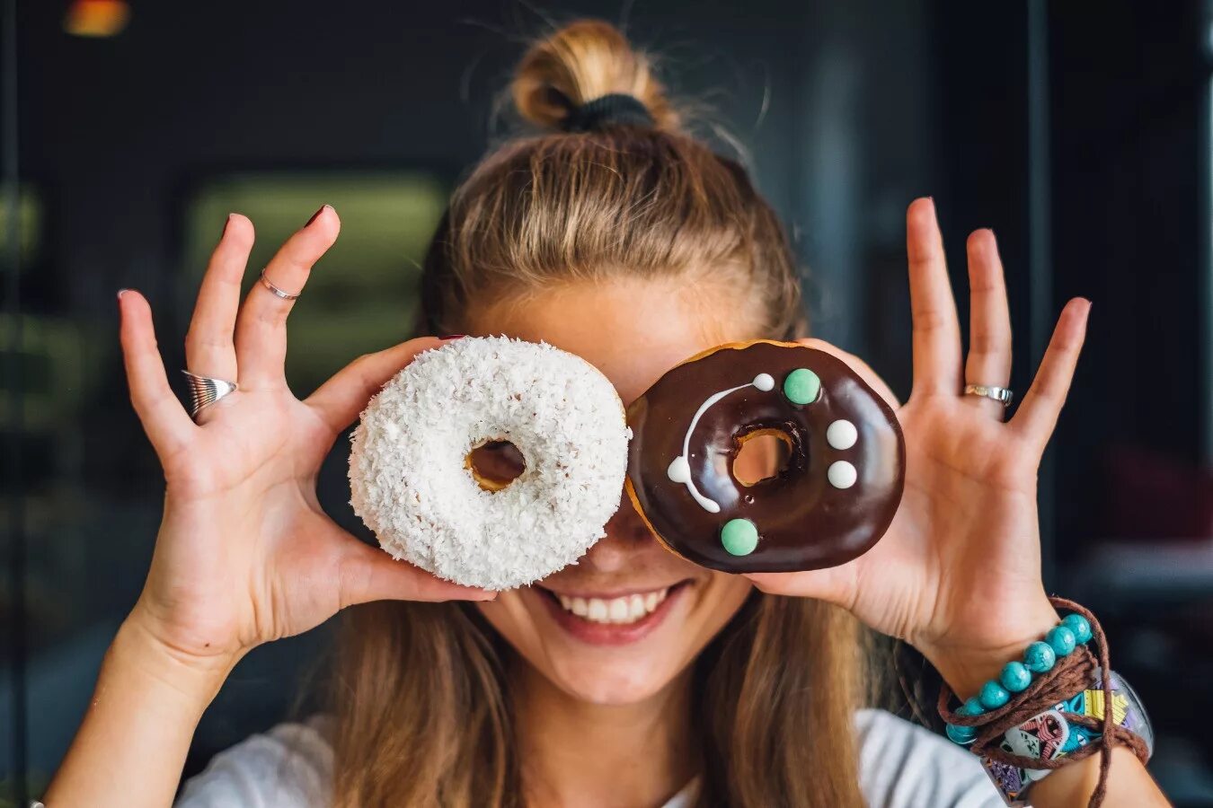 Donut girl. Пончик. Девушка с пончиком. Человек на розовом фоне. Фотосессия с пончиками в студии.