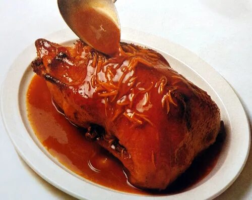 Утка соус апельсины. Утиные грудки в апельсине. Филе утки с апельсинами. Курица в апельсиновом соусе. Утка соус апельсины.