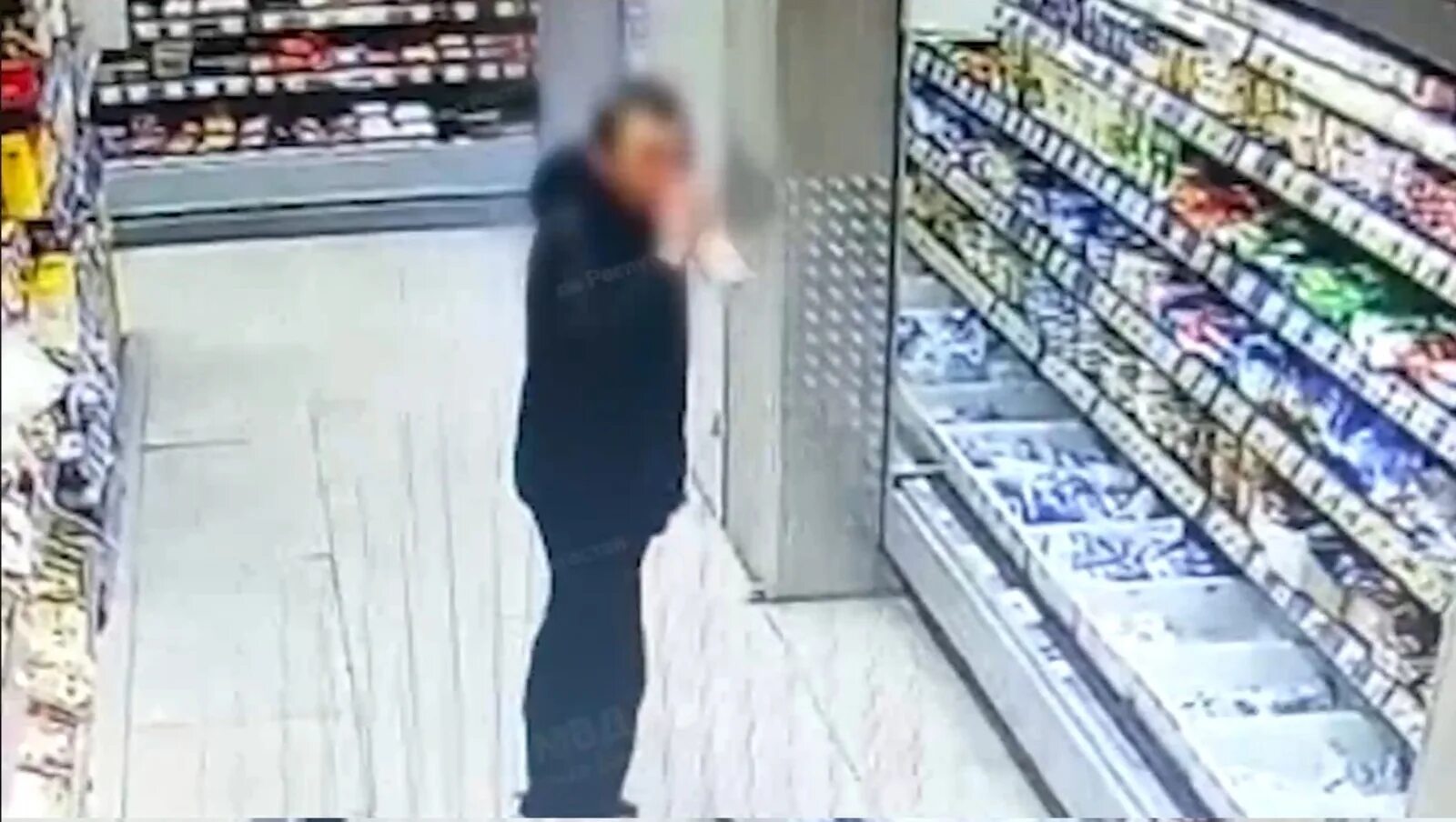 Гражданин н угрожая ножом кассиру магазина. Ограбление магазина. Вооруженное ограбление. Мужчина из супермаркета. Женщина ворует в супермаркете.