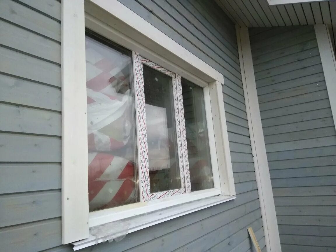 Наличники для сайдинга на окна. Наружные откосы для пластиковых. Отделка окон сайдингом схема монтажа. Наружные откосы для пластиковых окон. Как обшить окна снаружи.