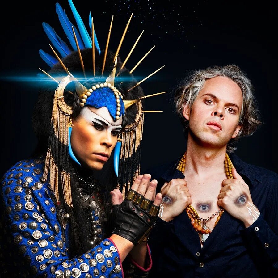 Empire of the sun alive. Группа Empire of the Sun. Empire of the Sun без грима. Люк стил Empire of the Sun. Группа Empire of the Sun солисты.